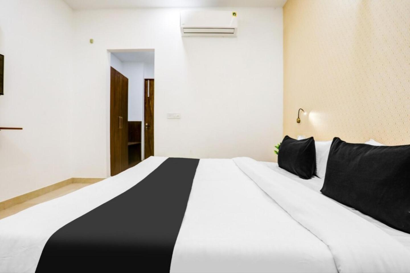 The Grand Blue Hotel เกรทเตอร์นอยดา ภายนอก รูปภาพ