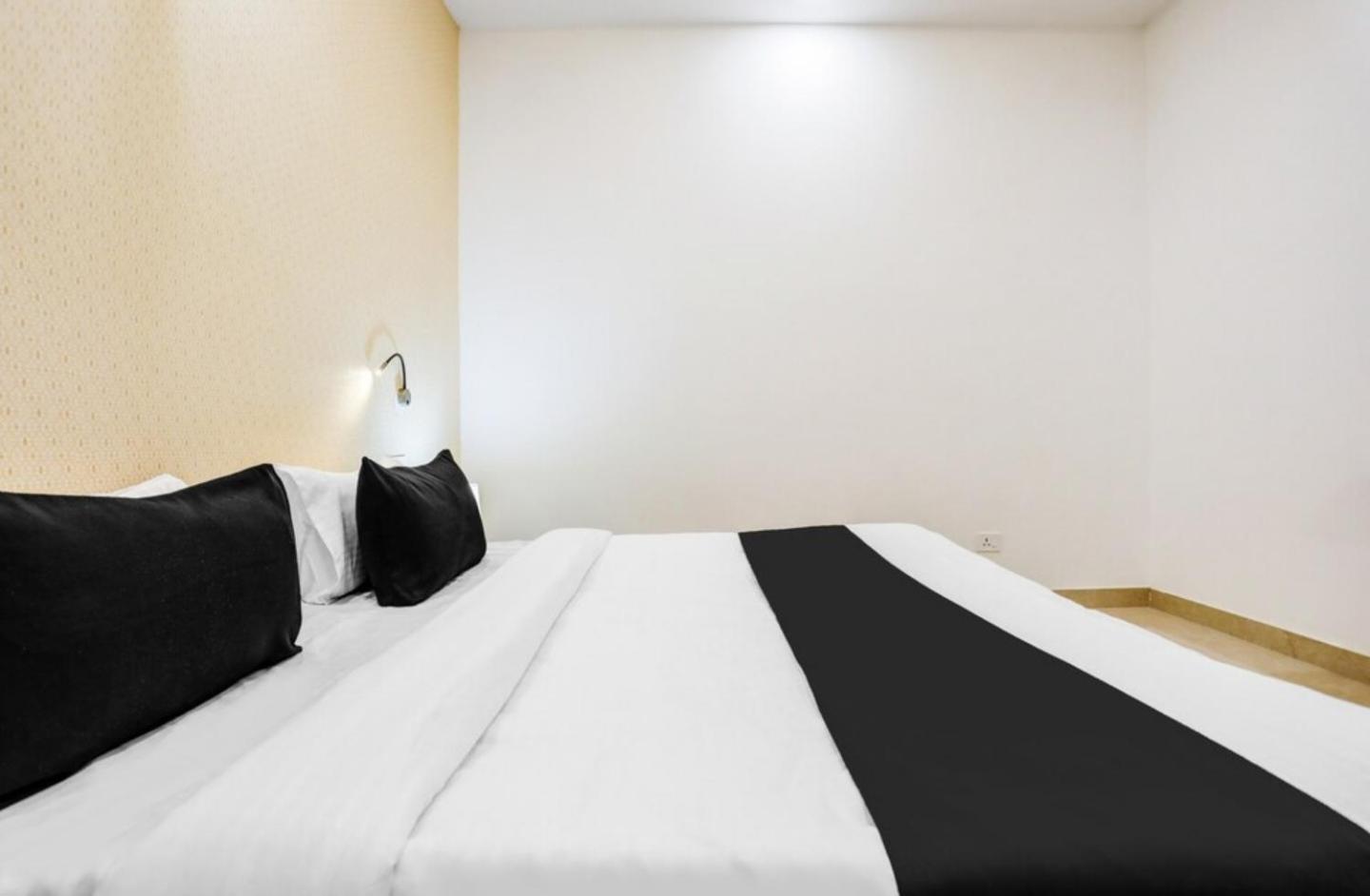 The Grand Blue Hotel เกรทเตอร์นอยดา ภายนอก รูปภาพ