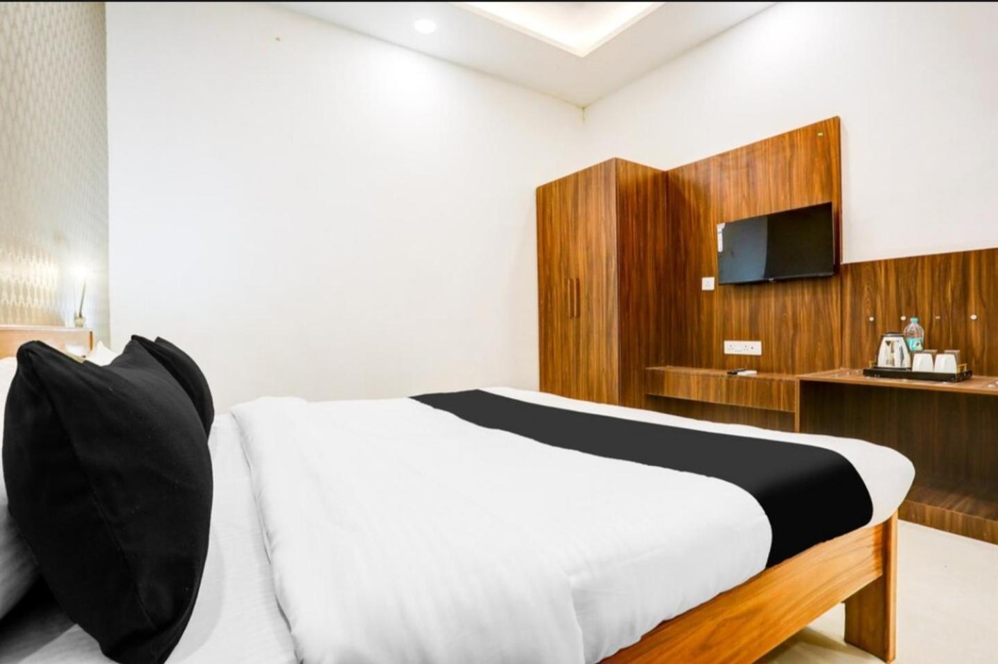 The Grand Blue Hotel เกรทเตอร์นอยดา ภายนอก รูปภาพ
